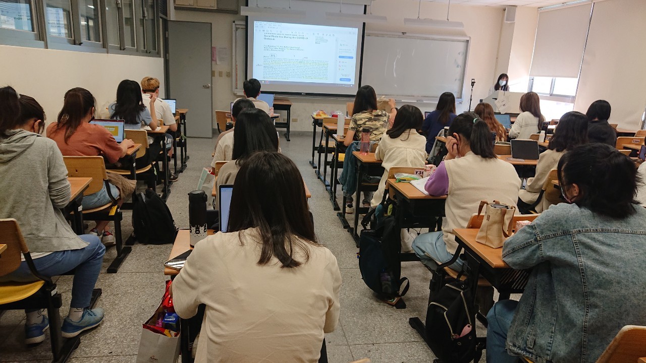 LINE_ALBUM_20221017回首來時也無風雨也無晴-英文期刊導讀_221027_4.jpg LINE_ALBUM_20221017回首來時也無風雨也無晴-英文期刊導讀_221027_4.jpg