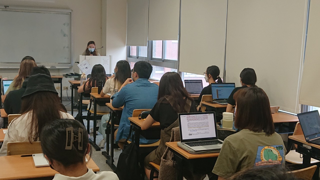 LINE_ALBUM_1006秋陽佐英文期刊導讀_221006_10.jpg LINE_ALBUM_1006秋陽佐英文期刊導讀_221006_10.jpg